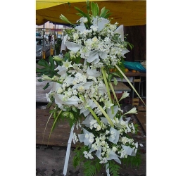 QFFS13-White Pom Pom White Lilies Wreath
